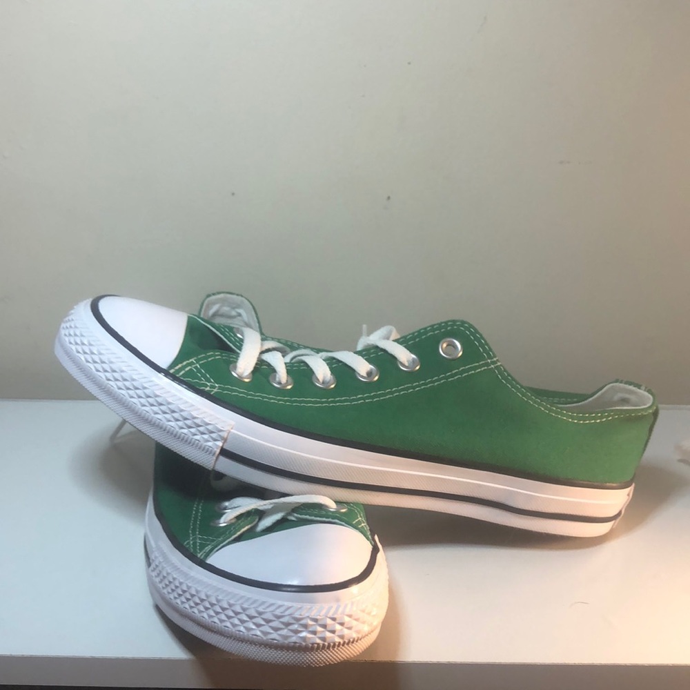 Converse men’s 8 women’s 10